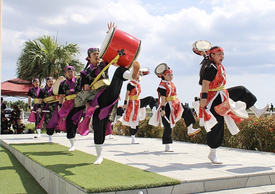 那覇市は勇壮な エイサーを披露します