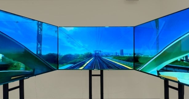 「3面モニターイメージ(小田急ロマンスカーVSE)」