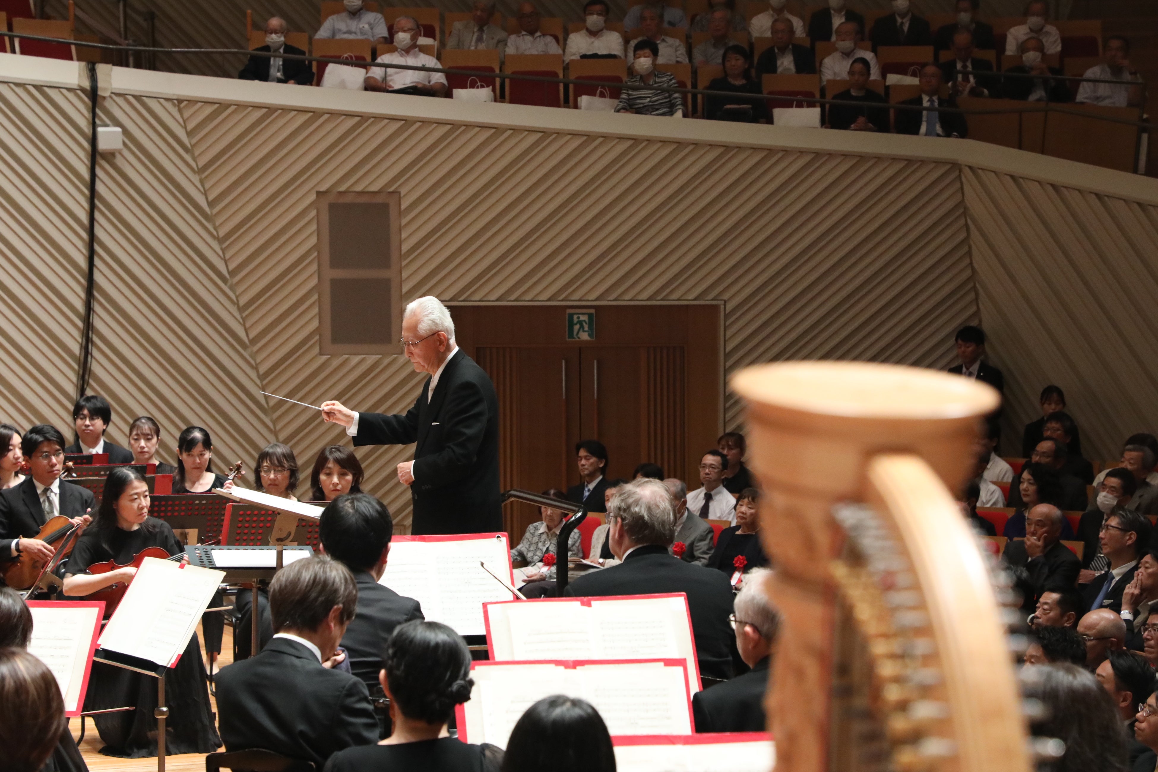 指揮：秋山和慶氏 （ミューザ川崎シンフォニーホール　チーフ・ホールアドバイザー）
