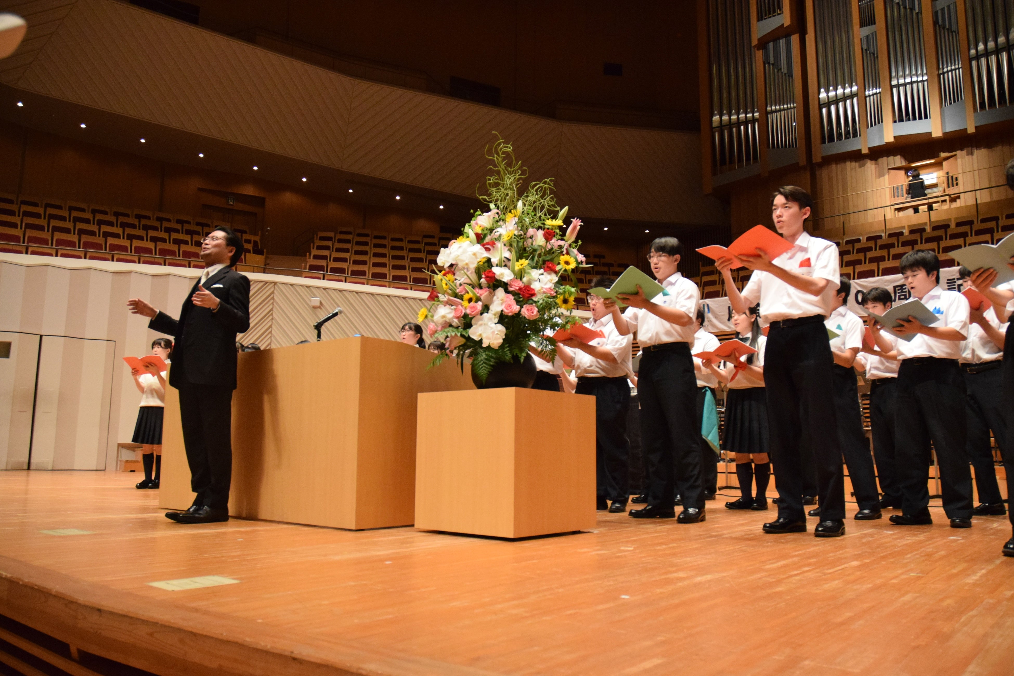 川崎市歌の斉唱 伴奏：大木麻理（ミューザ川崎シンフォニーホール ホールオルガニスト） 指揮：中村拓紀（川崎市合唱連盟会長） 斉唱：桐光学園中学高等学校合唱部