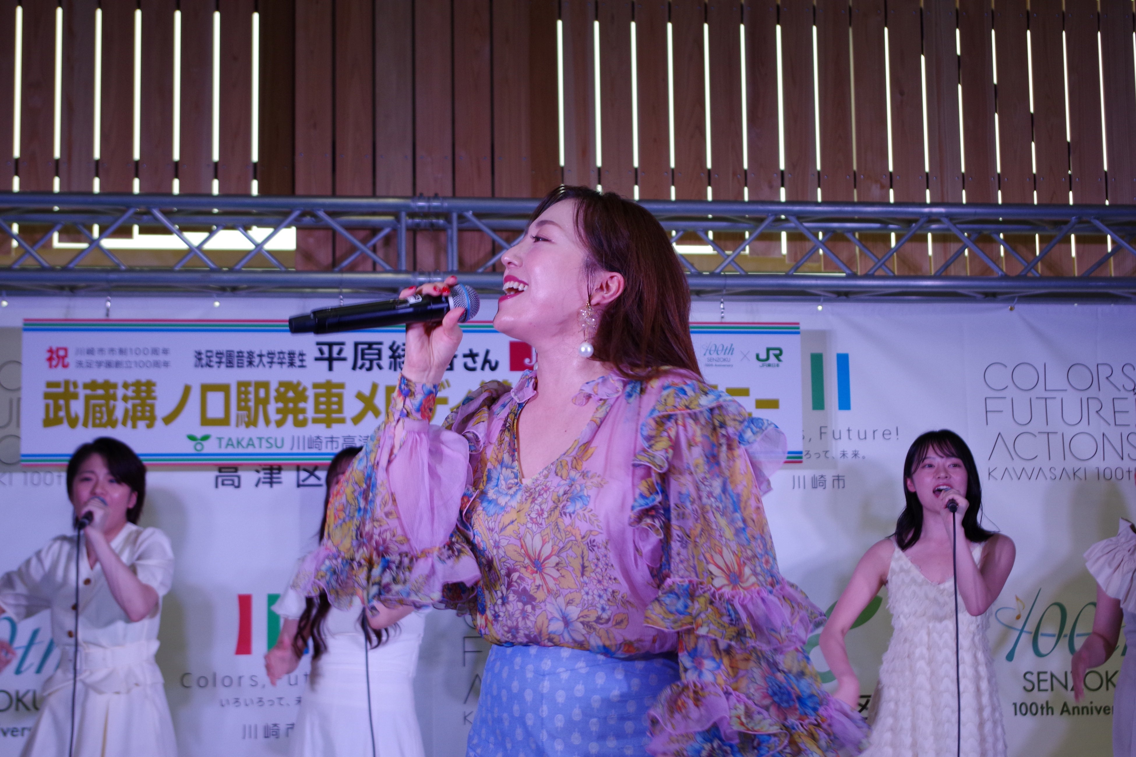 平原綾香さんのミニライブの様子