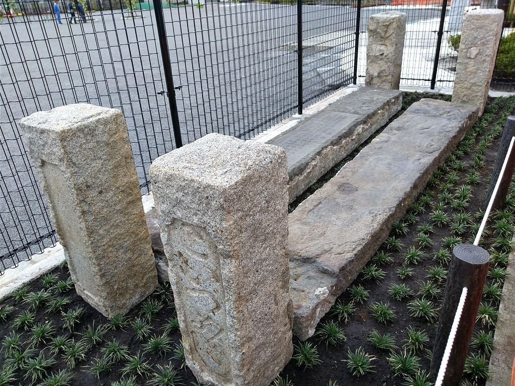 ①旧小泉橋の桁石・親柱(川崎市地域文化財)の展示