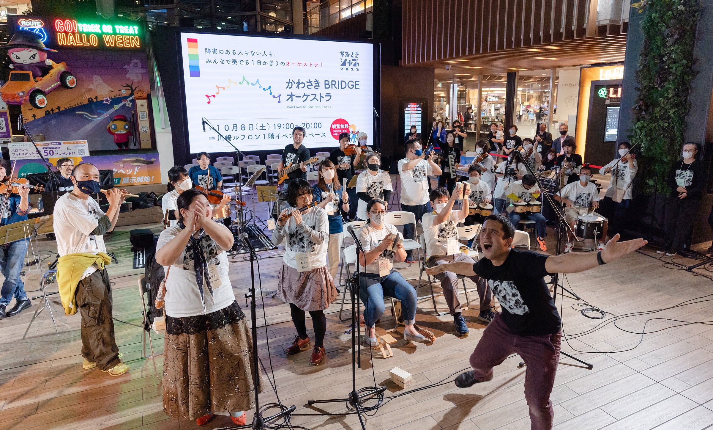 ベン・セラーズ(写真右下)やプロ音楽家と一緒に、音楽を通じて一つになる楽しみを体感します