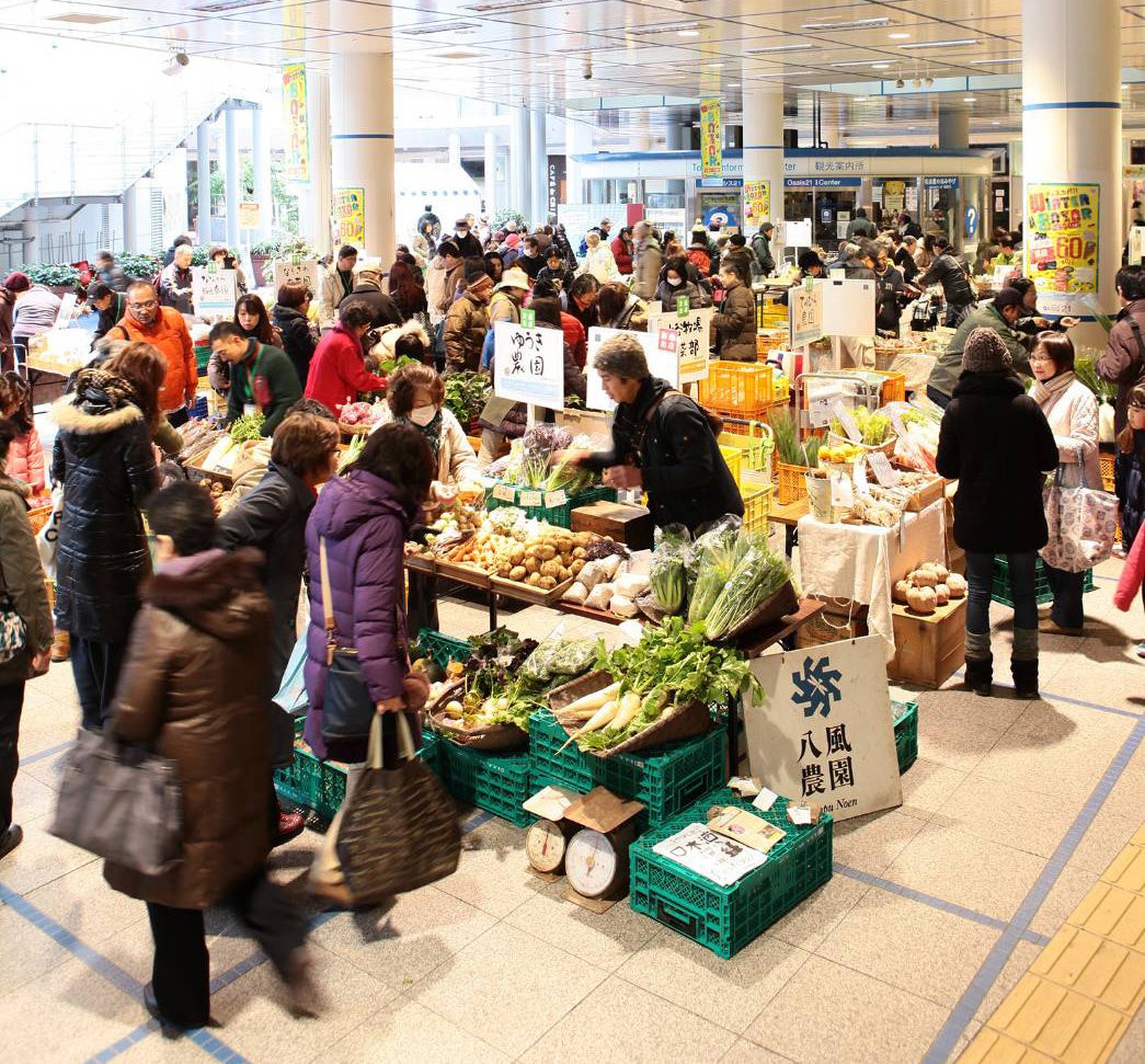 愛知県名古屋市のオーガニックファーマーズマーケット。環境にやさしい農業に取り組む農家が育てた野菜や果物を目当てに、多くのお客さんが詰めかける。 写真提供＝オーガニックファーマーズ名古屋