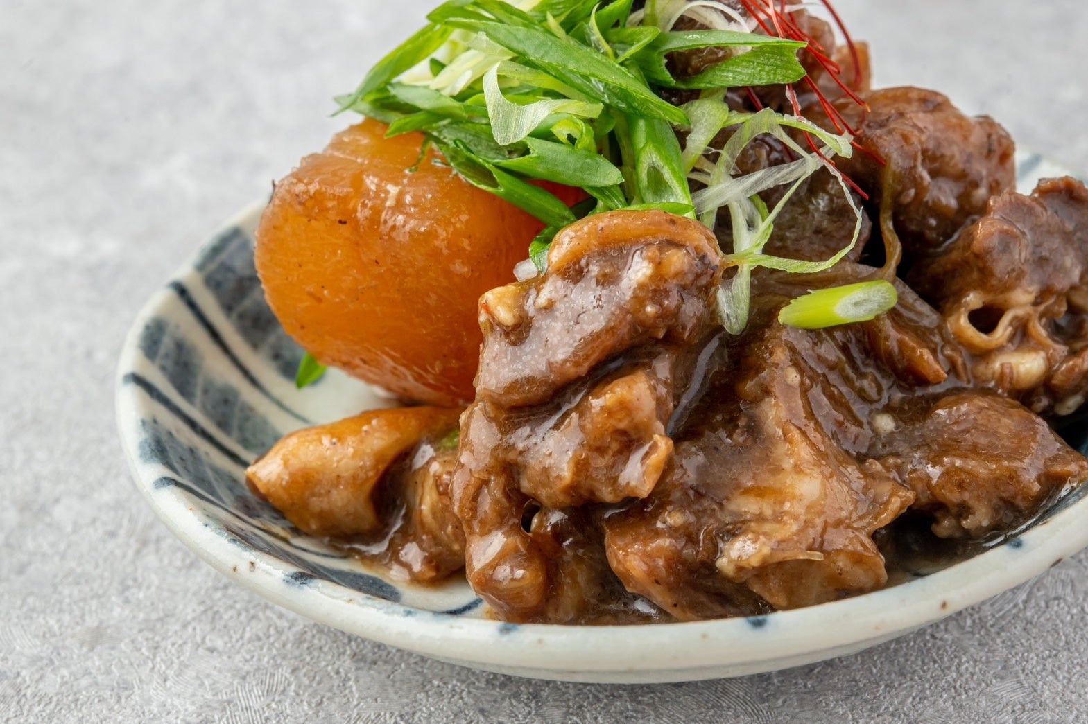 香辛料香る牛すじ大根(580円)