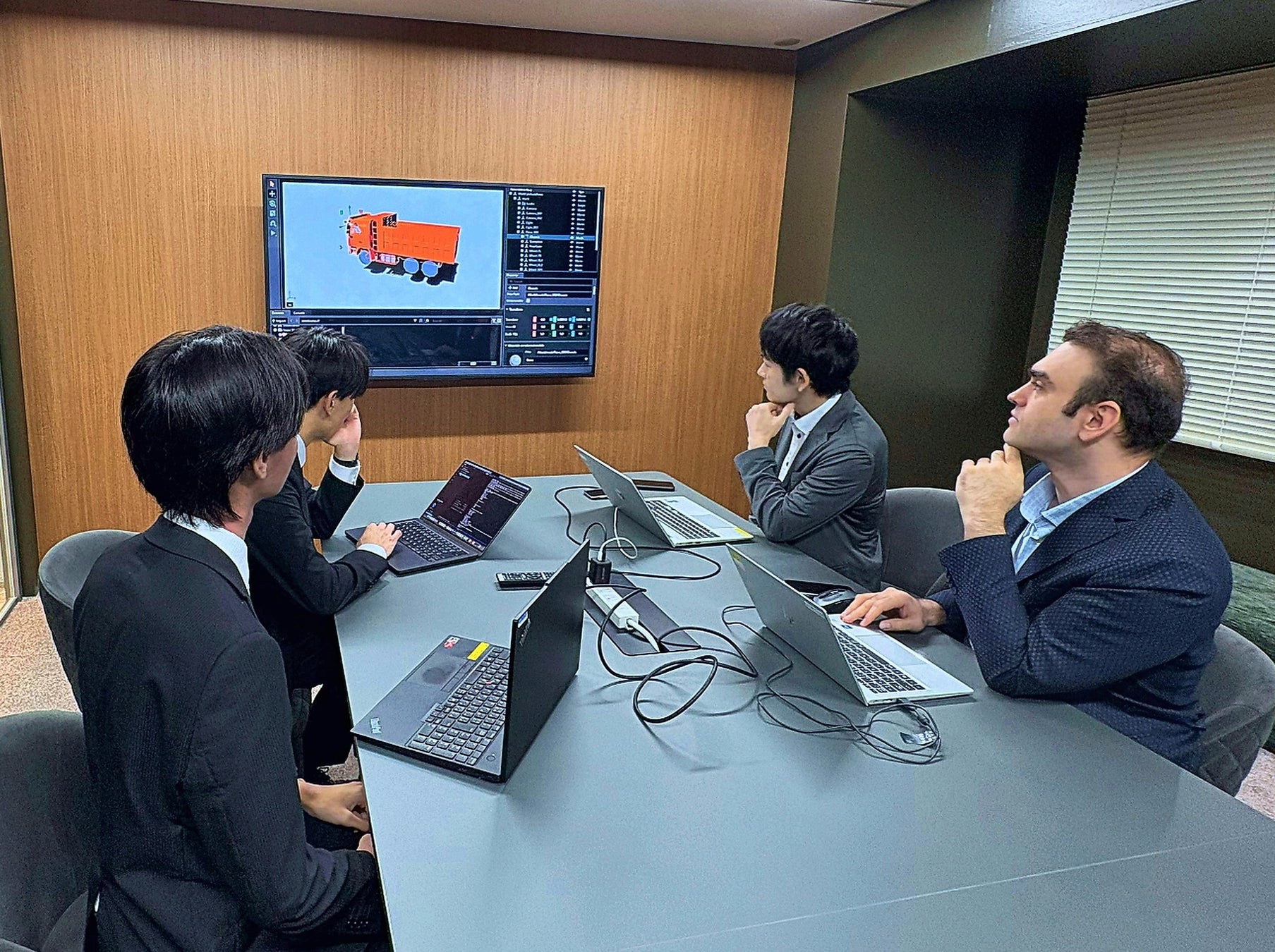 建設機械向けVLAモデルの開発に向けて協議を行う両社のプロジェクトメンバー