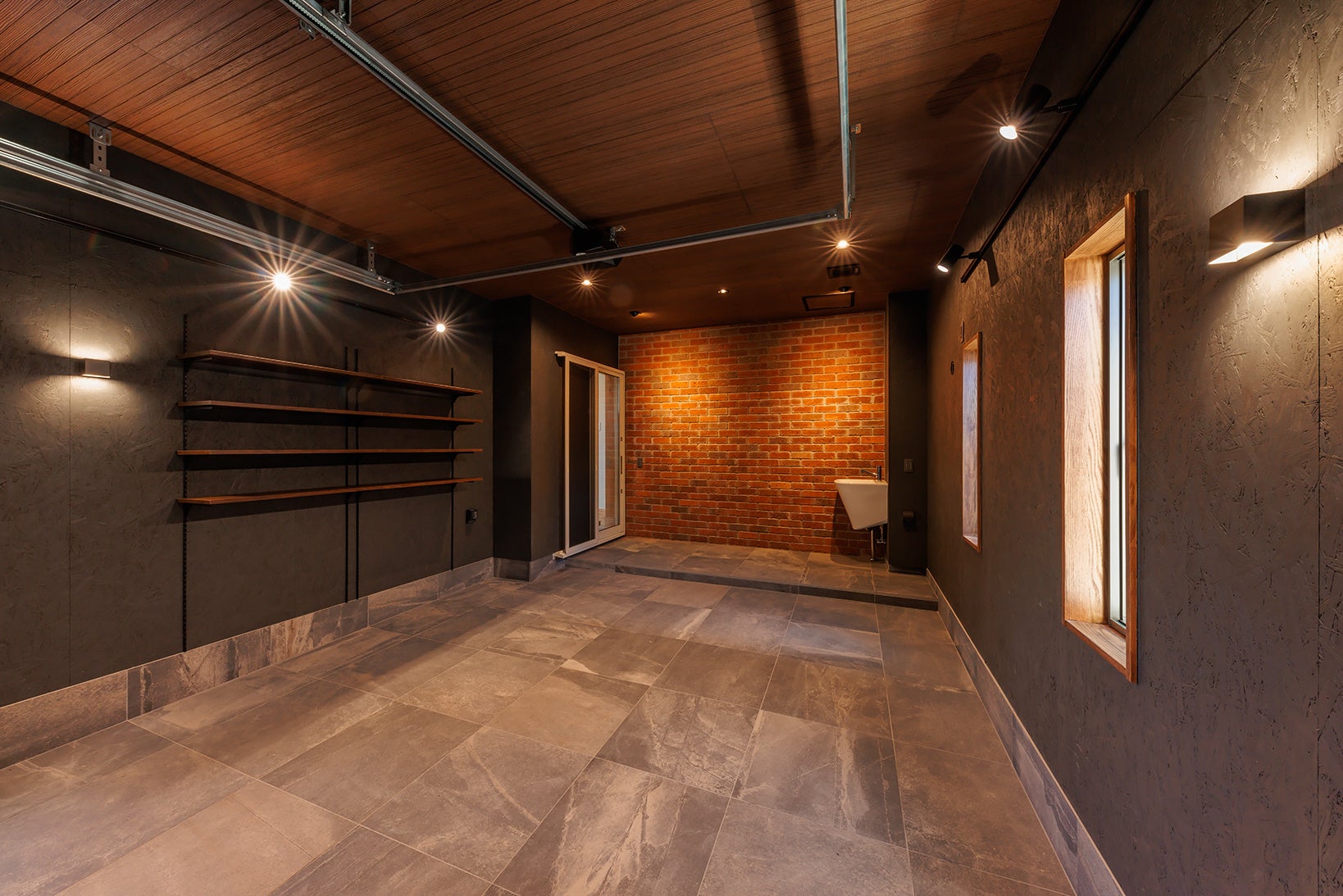 収納棚を完備したガレージ(車庫)