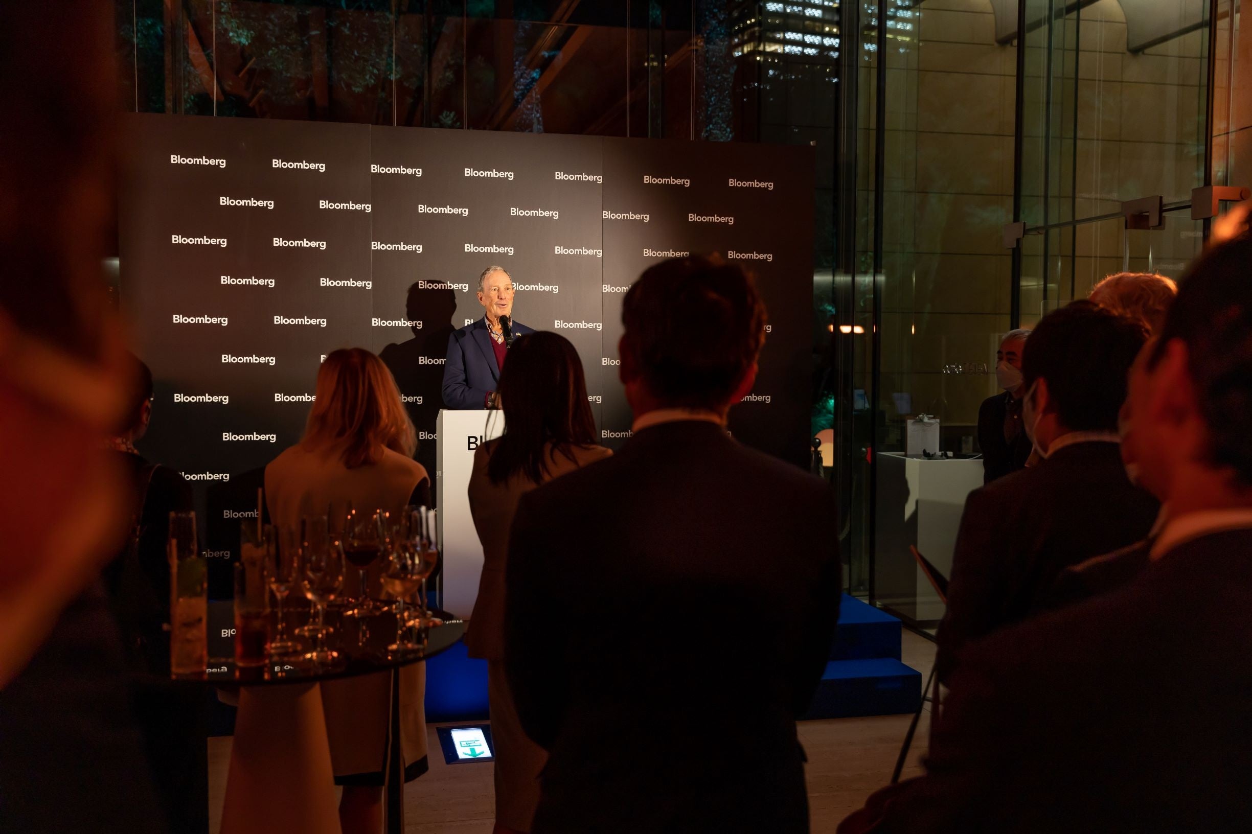 東京都庭園美術館で開催されたレセプションにて、スピーチするマイケル・ブルームバーグ