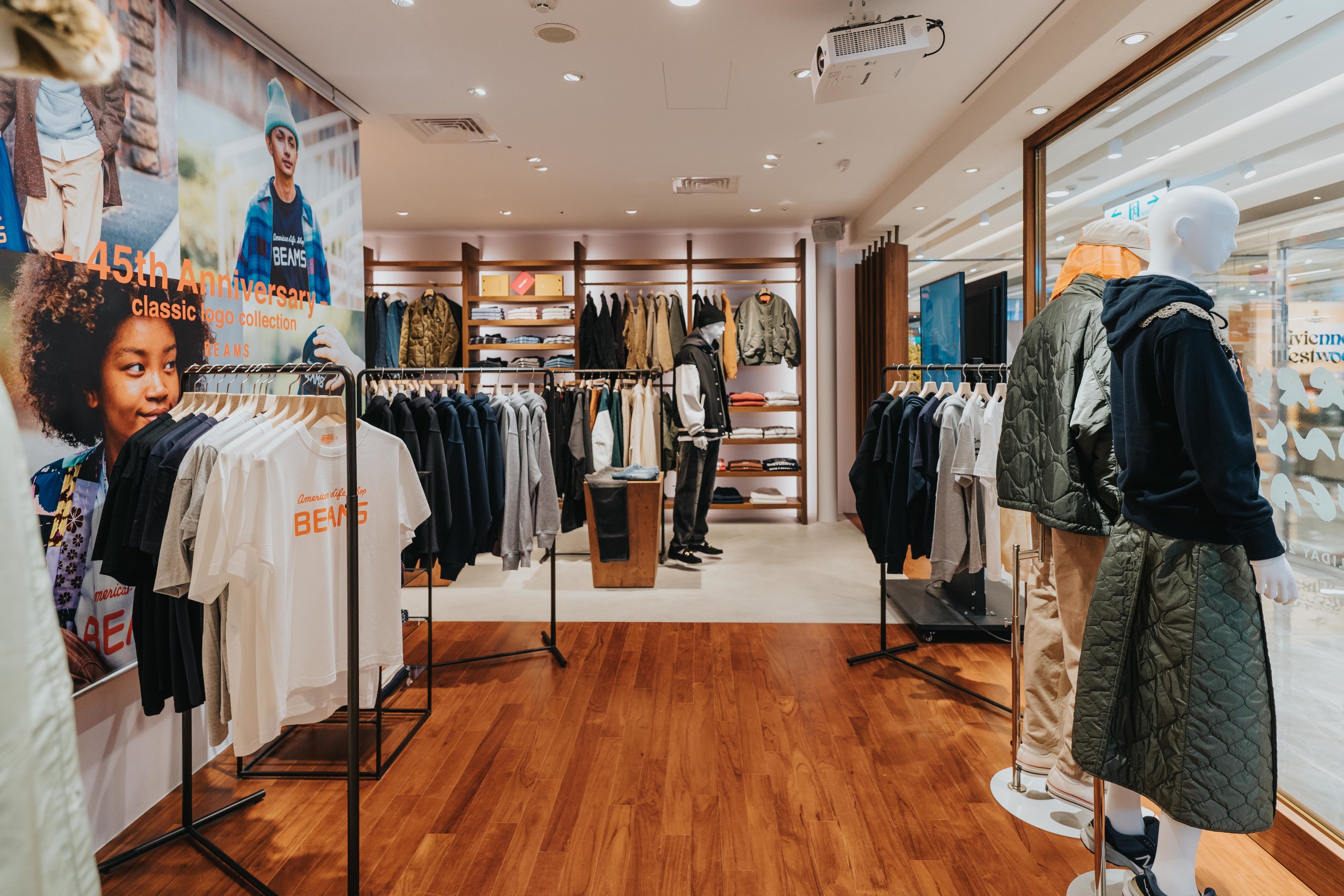 天井にプロジェクターを備えた「ビームス新光三越中港」のイベントスペース