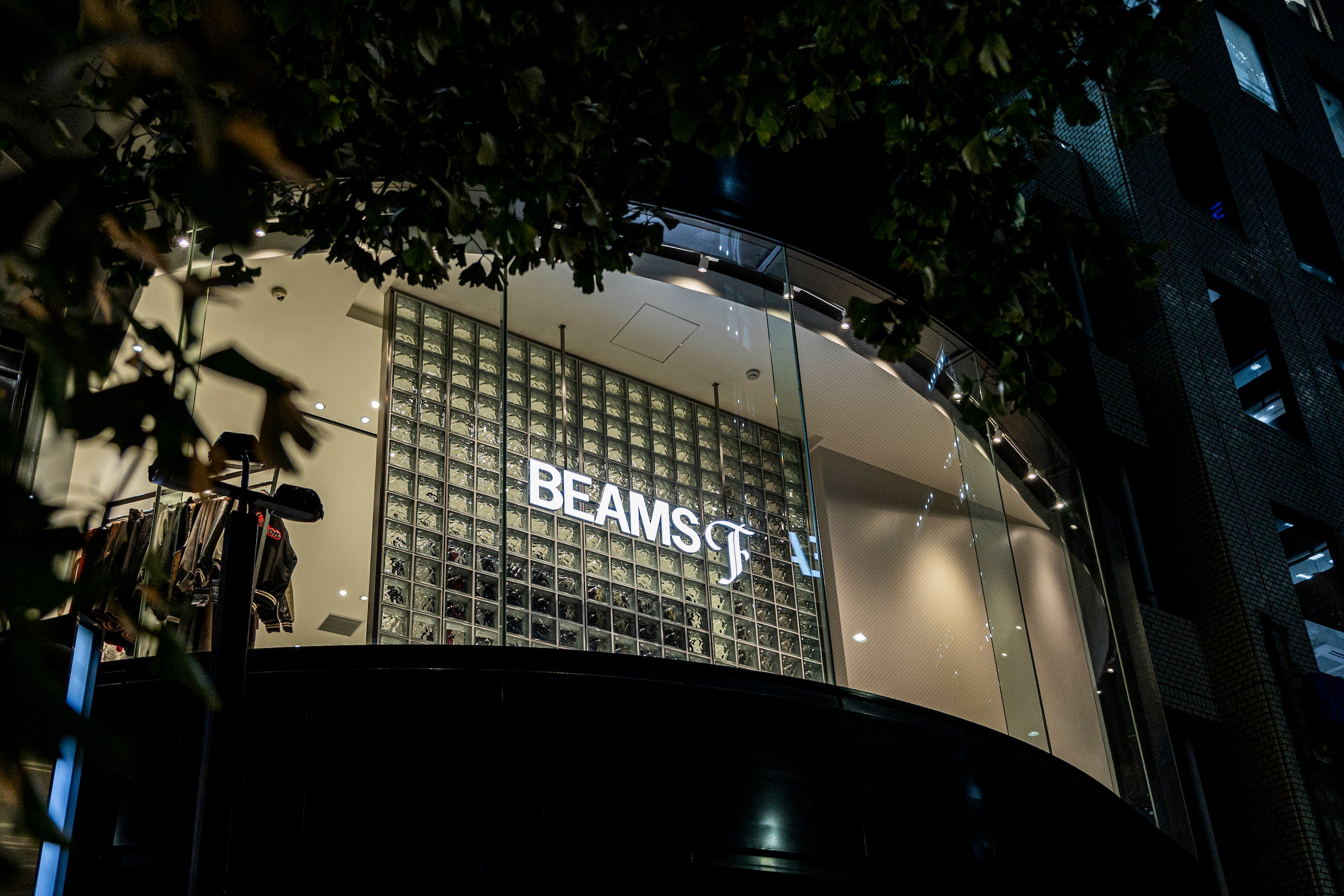 グランドオープンした東京・原宿地区３店舗が入るビルの外観（2階）