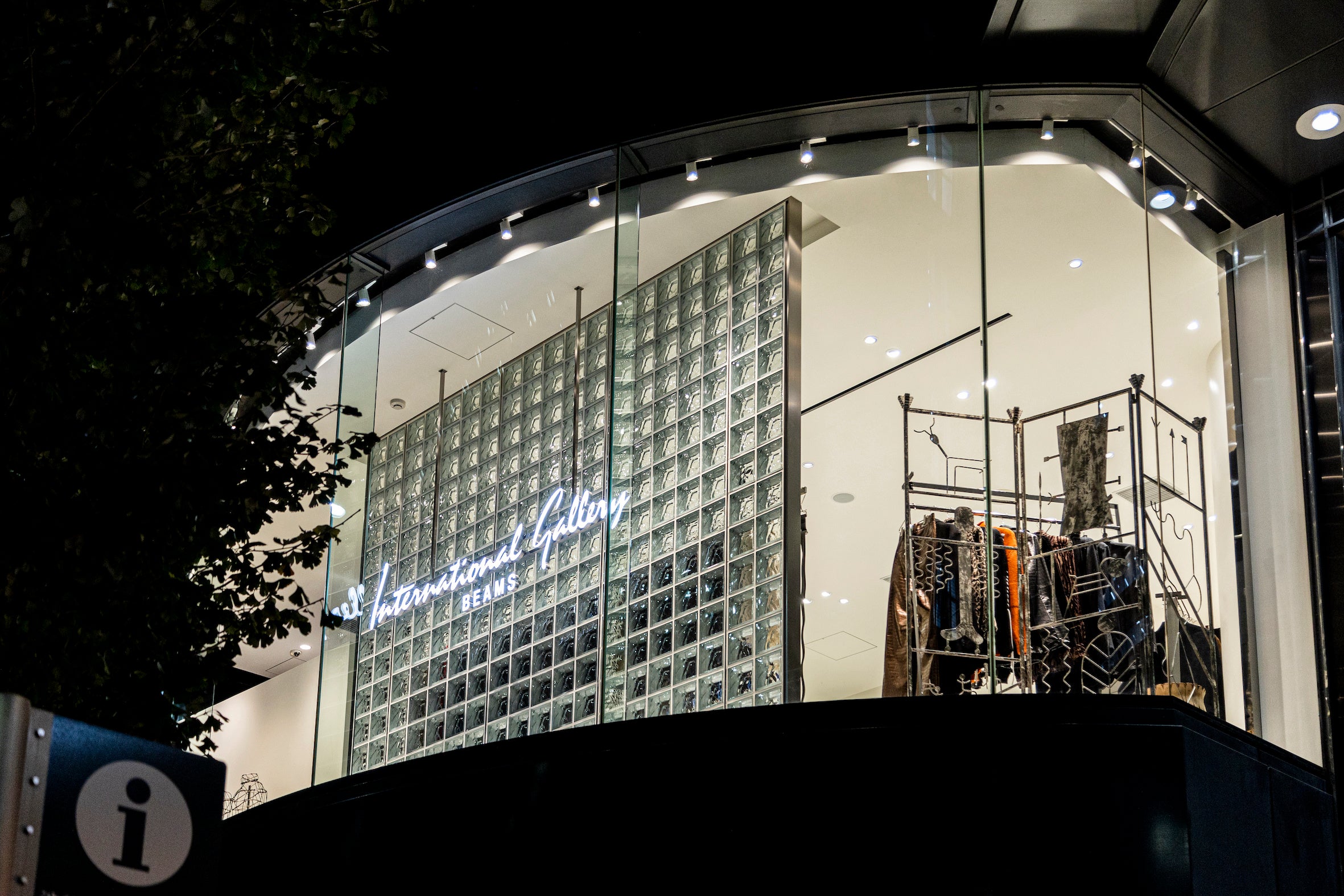 グランドオープンした東京・原宿地区３店舗が入るビルの外観（2階）