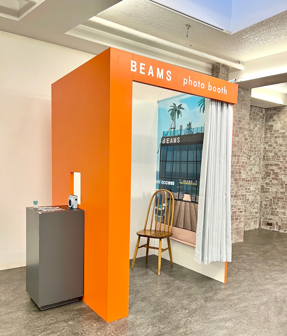 お客様やスタッフが記念写真を撮るフォトブースはバーチャルショップ屋上にも