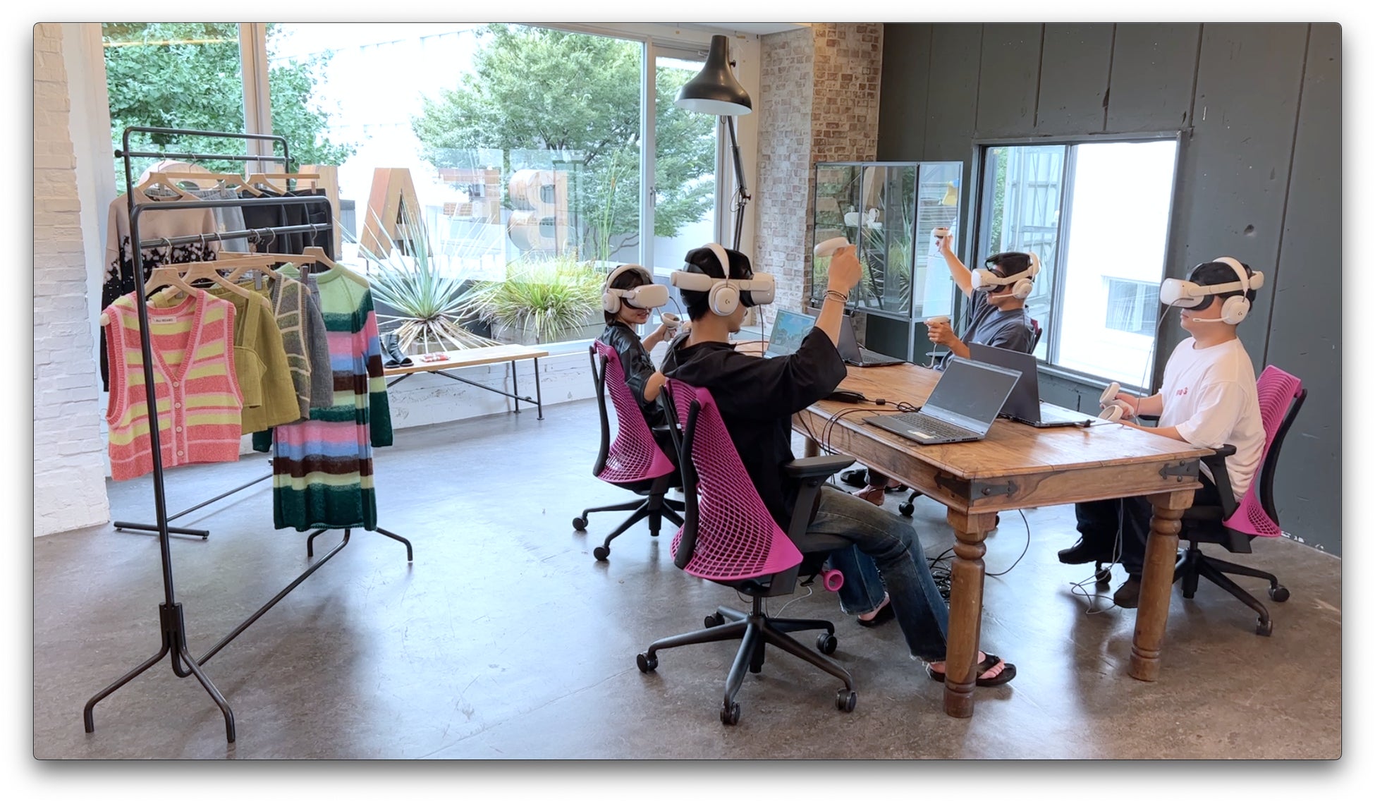 「ビームス 原宿」3階では社員がバーチャル接客をする傍ら、お客様もVR機器を使ってバーチャルショップを一緒に体験できる