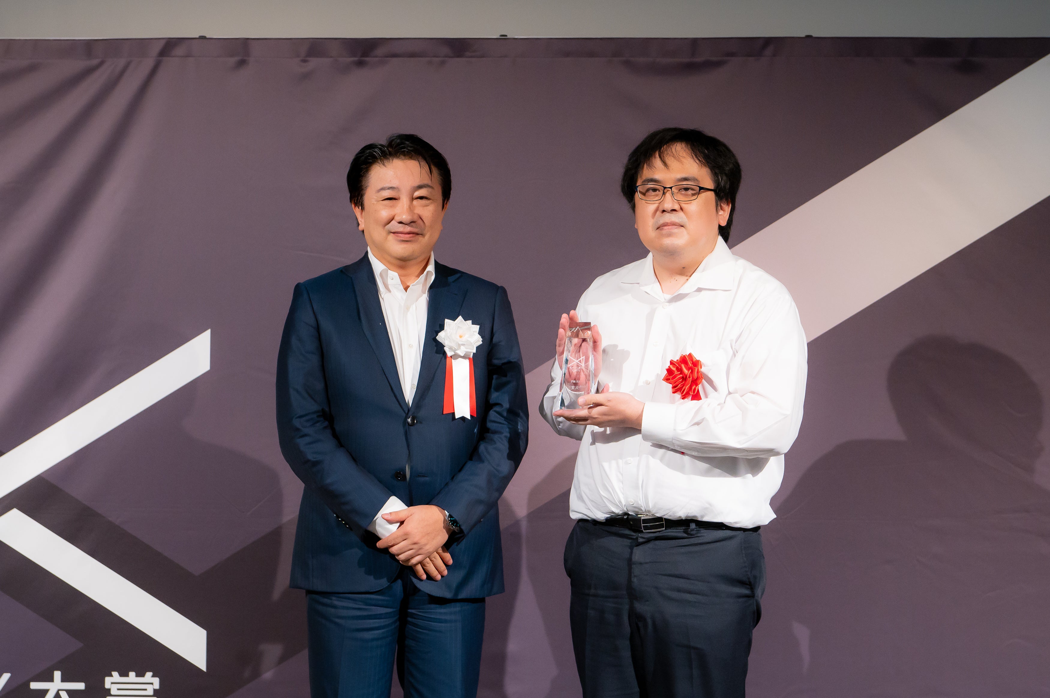 ＵＸ部門 大賞 左：（審査員）株式会社デジタルシフトウェーブ  代表取締役社長 鈴木 康弘 氏 右：株式会社鈴花　システム課 井上 司