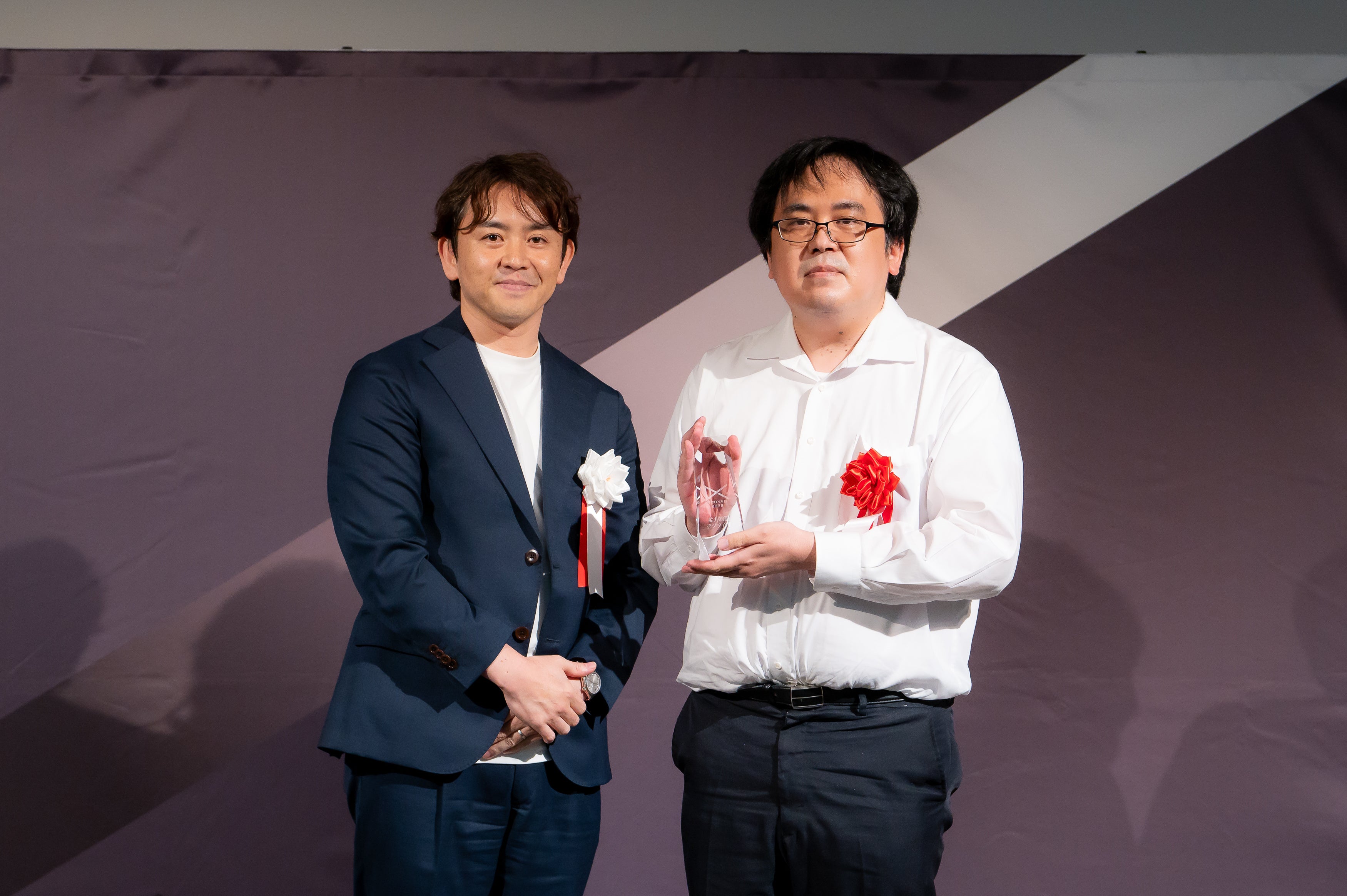 船井総研デジタル賞 左：株式会社船井総研デジタル 執行役員 斉藤 芳宜 氏 右：株式会社鈴花　システム課 井上 司