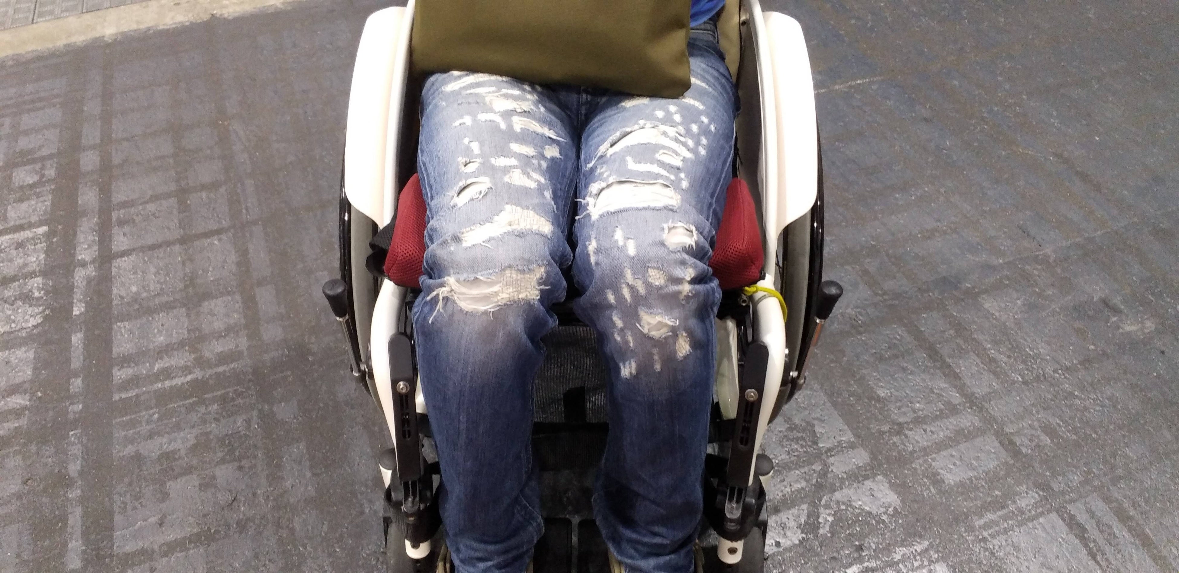 脚と座面の隙間を埋めるのに丁度良い形となっている