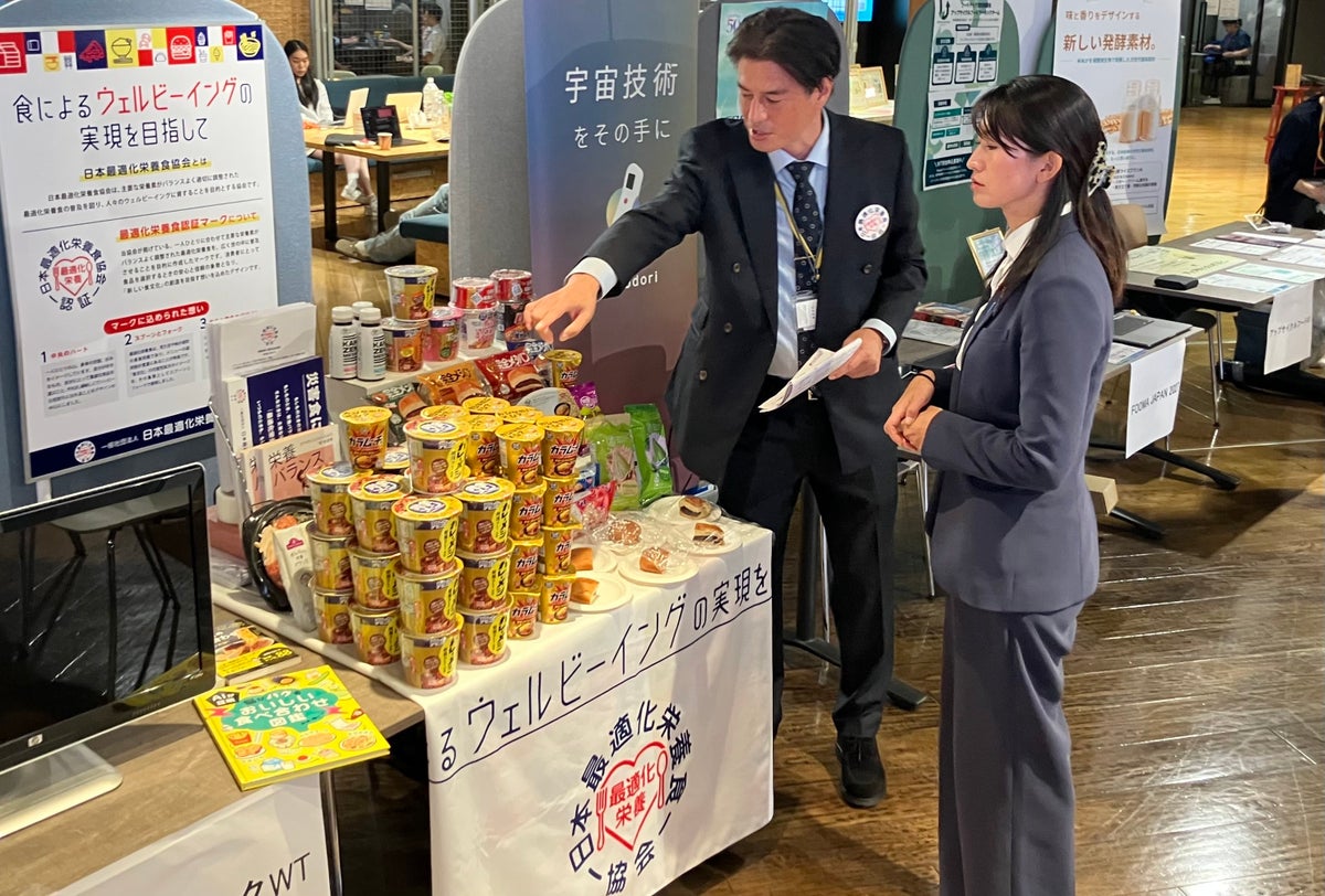 “最適化栄養食”に関する説明を受ける森下政務官