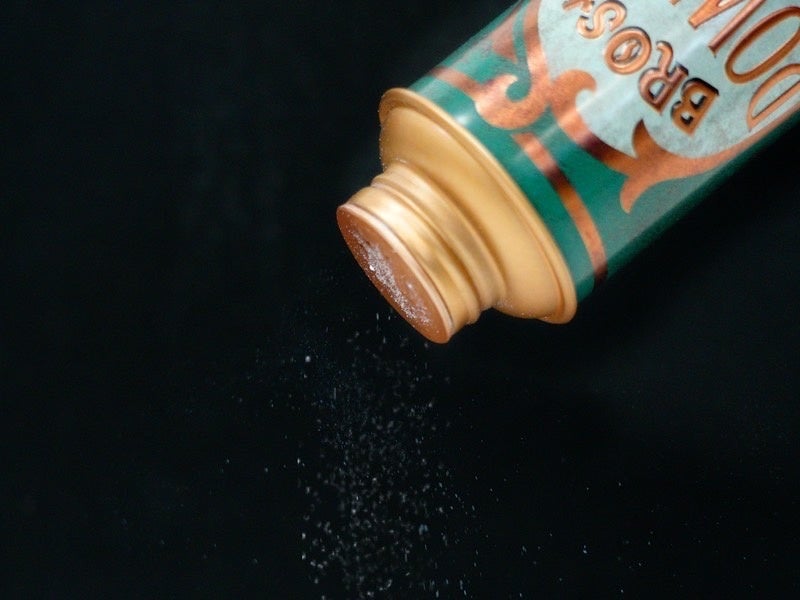 国産ポマードブランドBROSHが初のパウダー整髪料“POWDER MAGIC