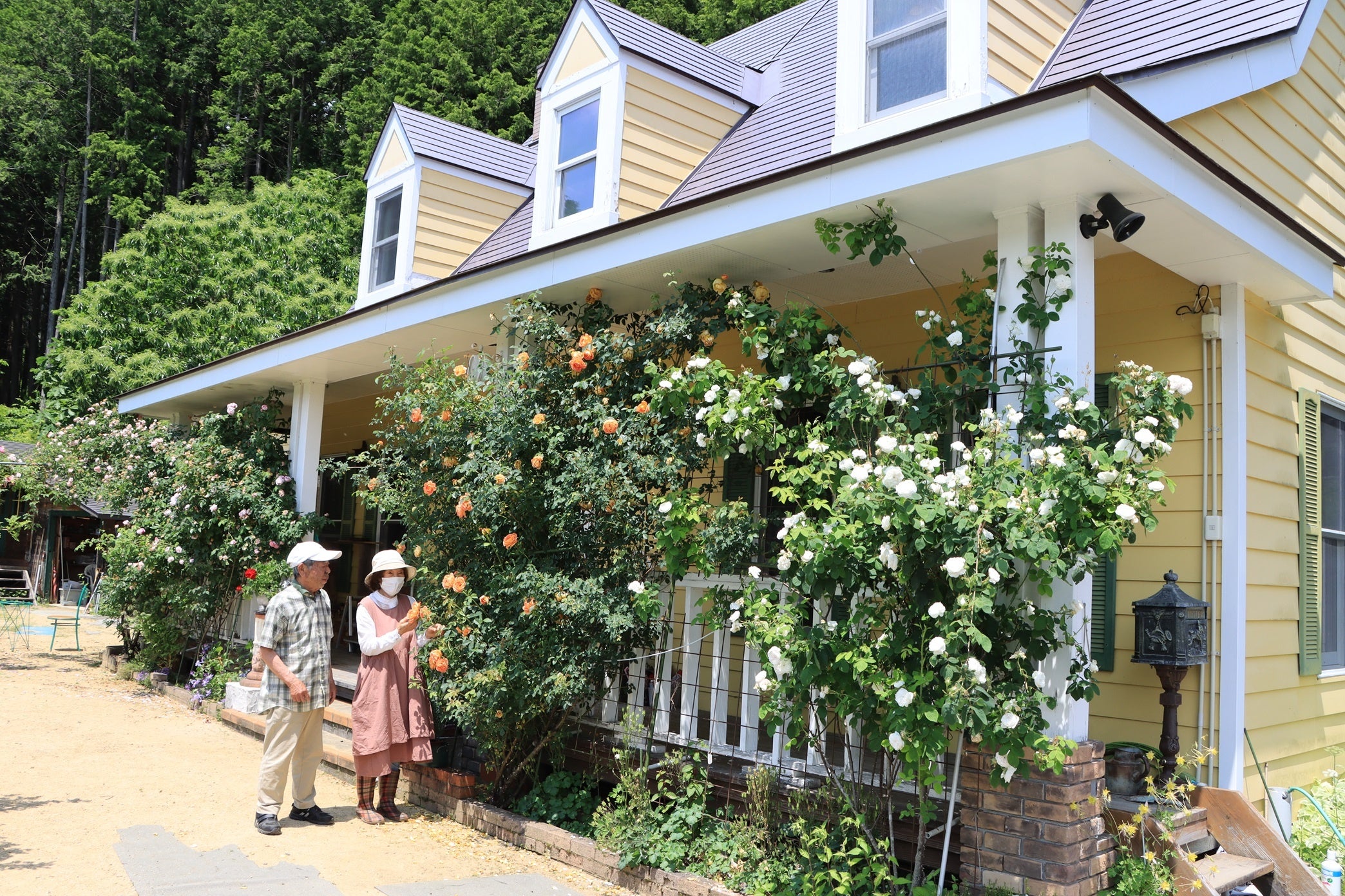 庭を手入れする鈴木ご夫妻