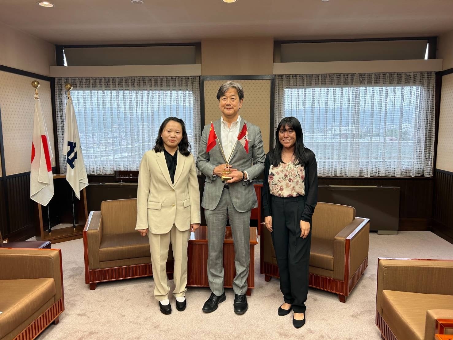 楊さん（左）高山市長（中央）ルチェロさん（右）