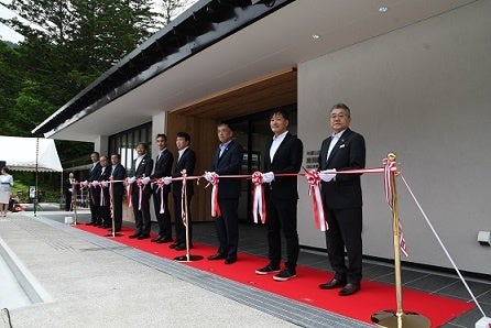 テープカットの様子