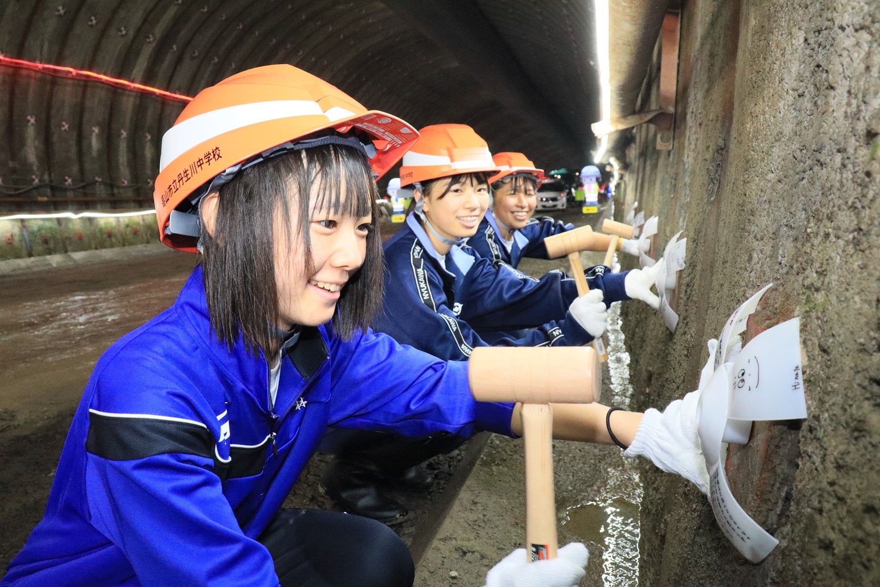 ロックボルトキャップを取り付ける生徒