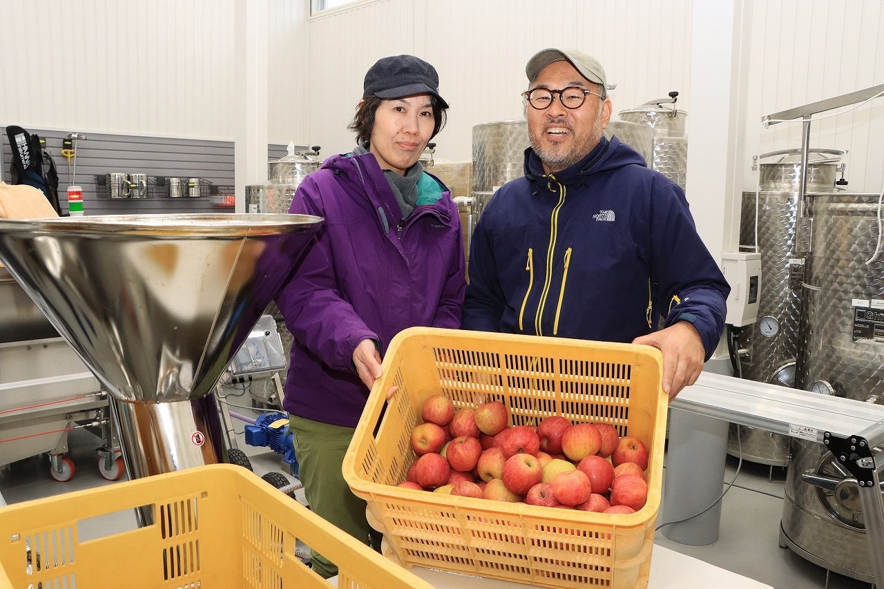 飛騨りんごでシードルの仕込みを開始した石上夫妻