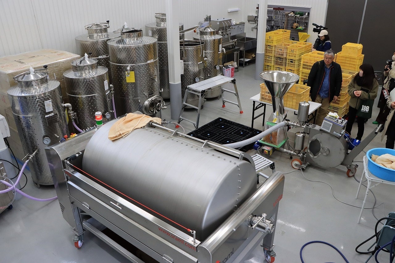 圧搾や発酵を行う工場