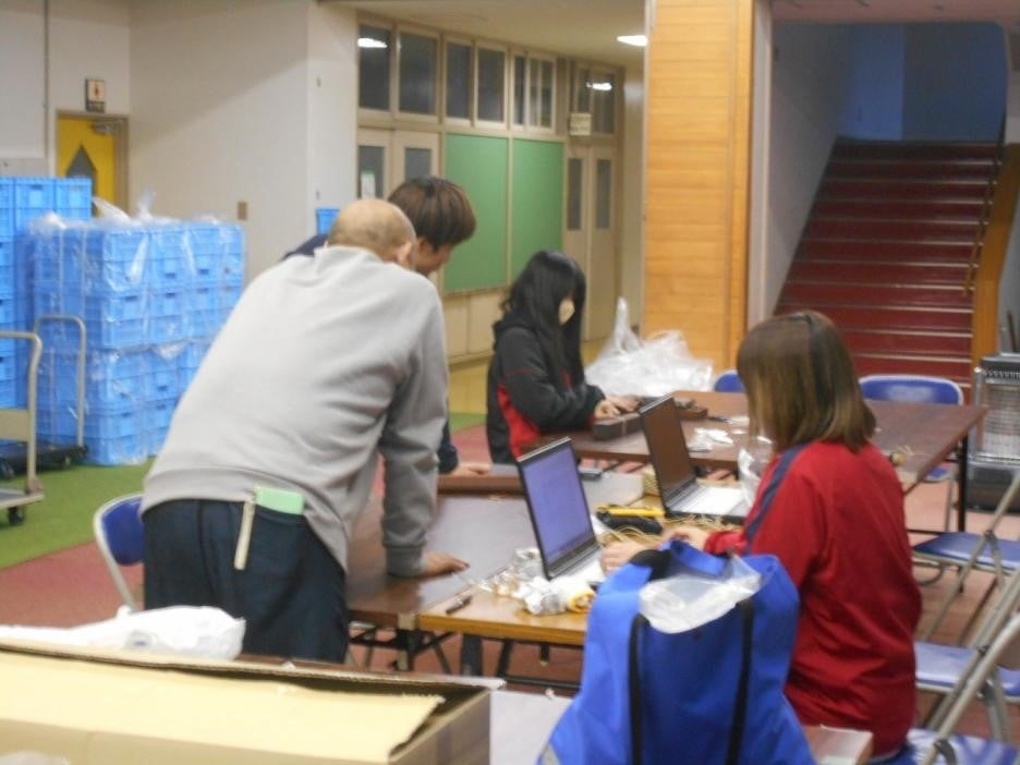 民具のデータを入力する学生ら