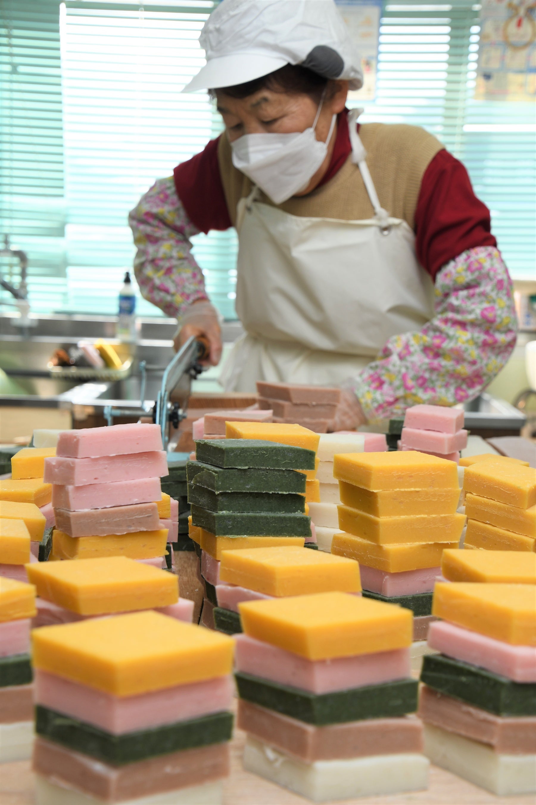 5色のひし餅を切る水野さん