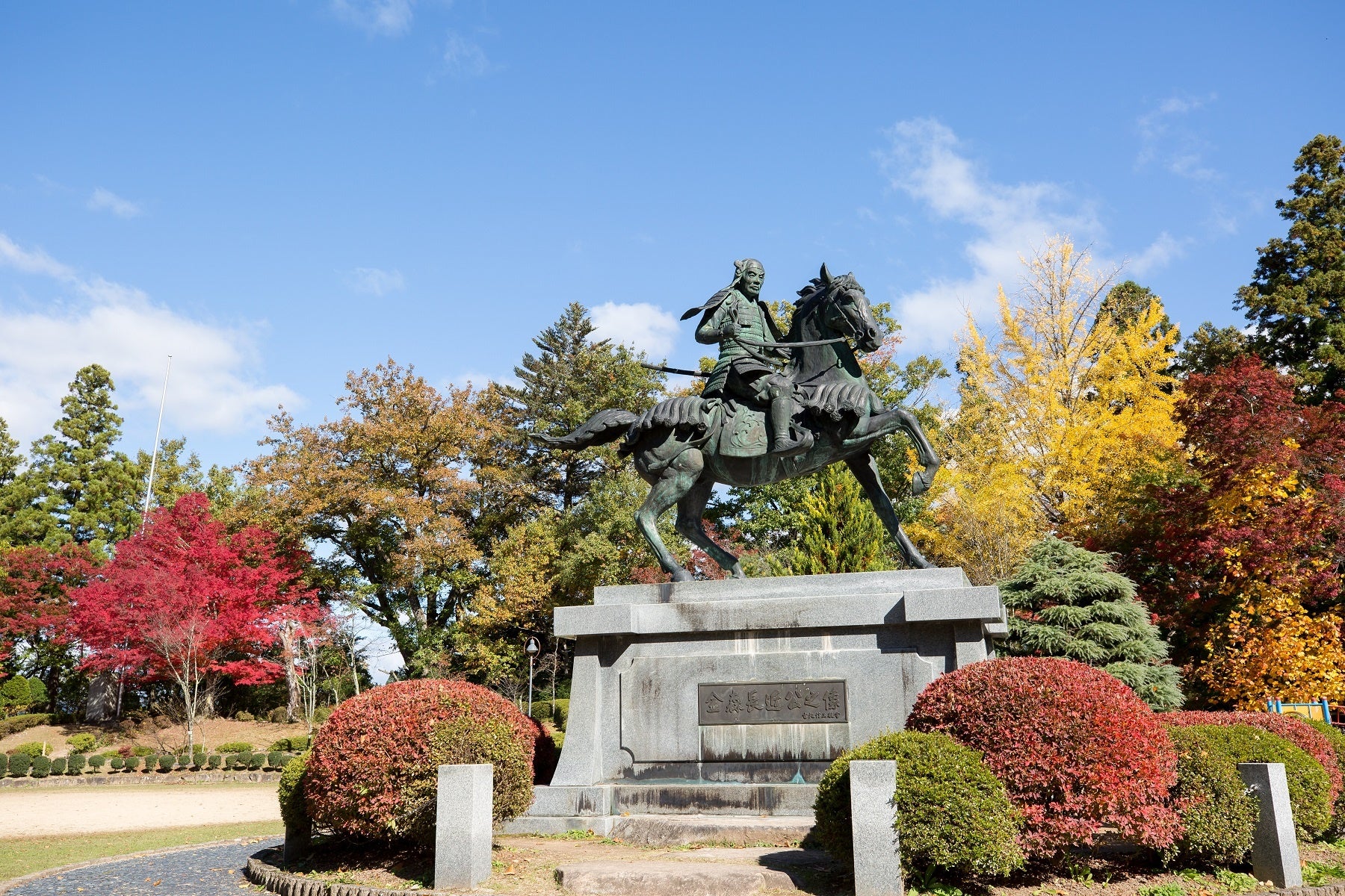 金森長近像（城山公園）