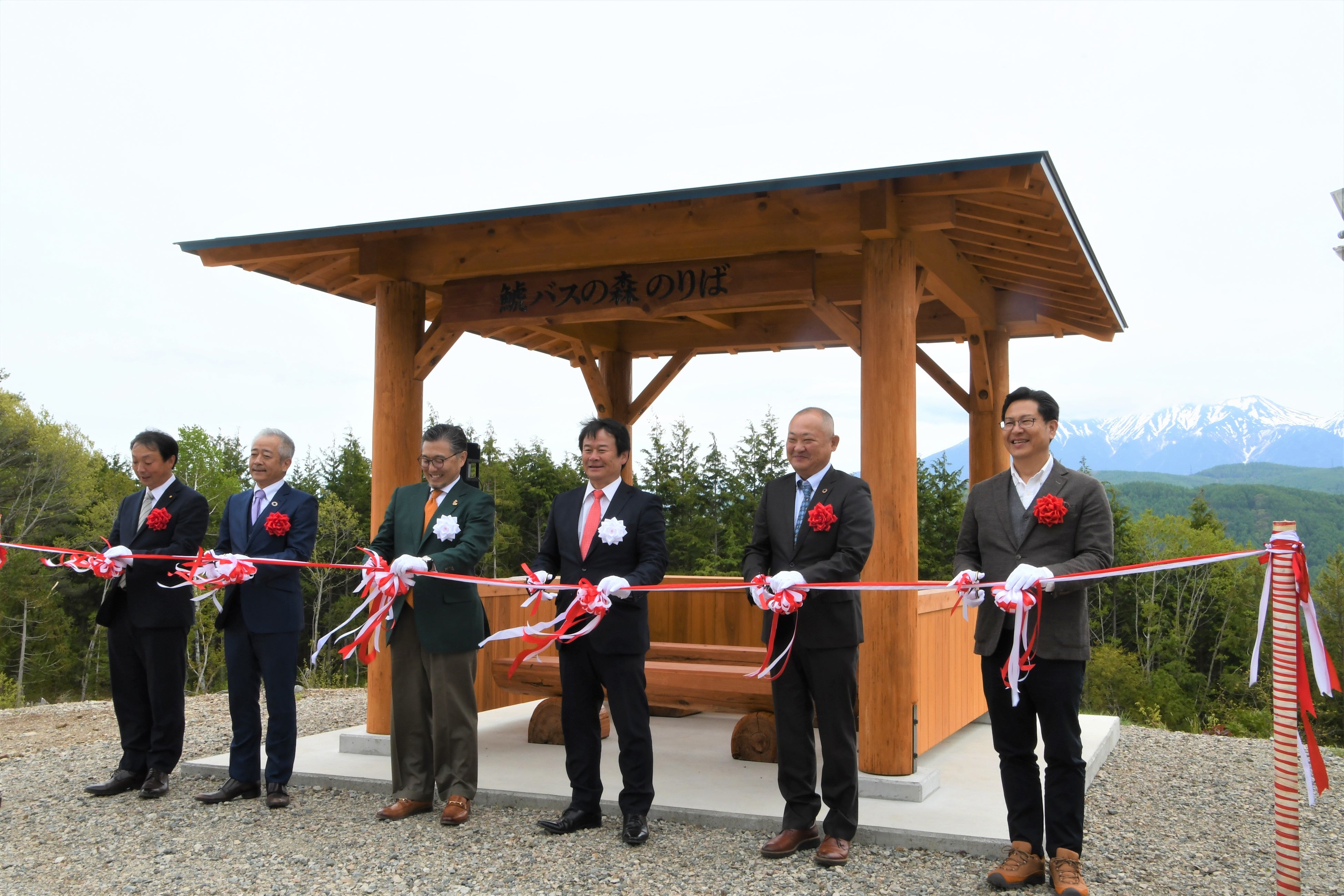 式典でのテープカット