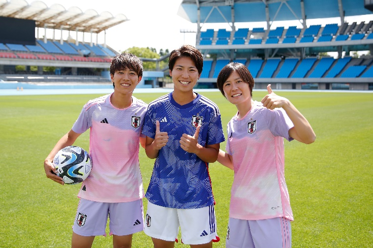 (左より)植木理子選手、清家貴子選手、猶本光選手(なでしこジャパン)