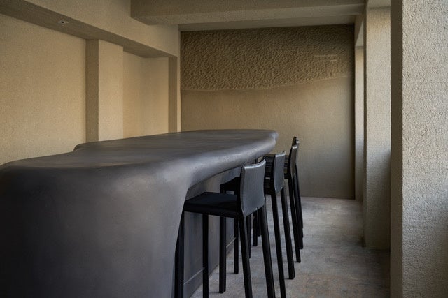 久住氏がデザインから施工まで行い、個性溢れるカウンターテーブルと壁のデザインは久住氏と手島によるコラボレーション。