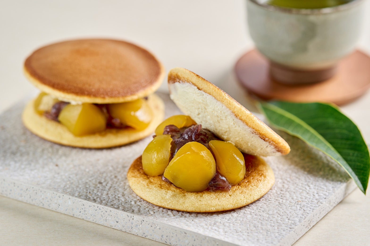 おやつにも進物にもオススメ　餅信 看板商品 噂の栗どら