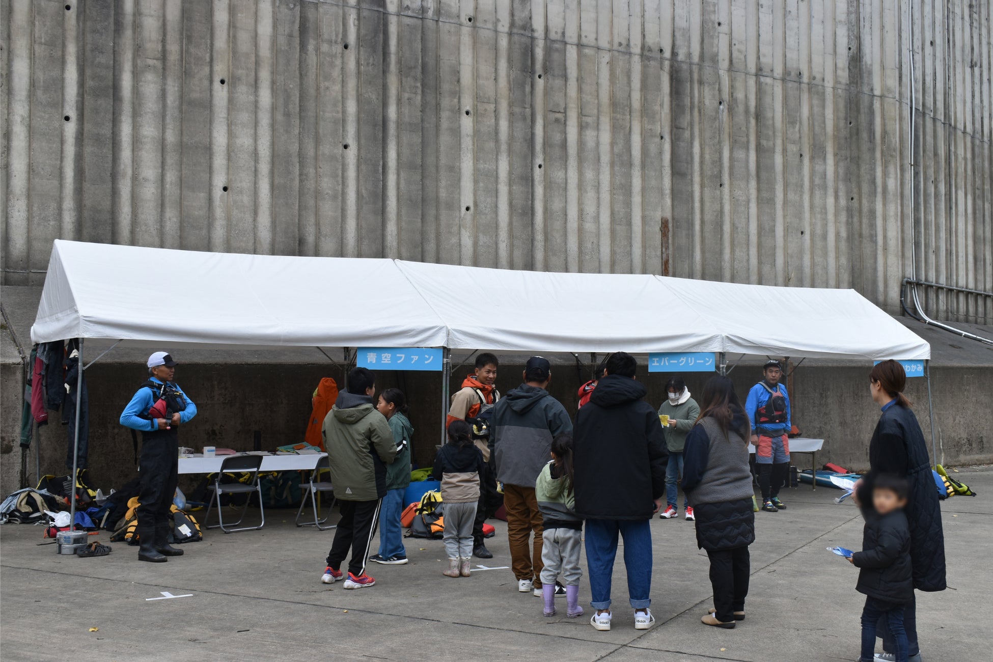 乗り物を選ぶ様子