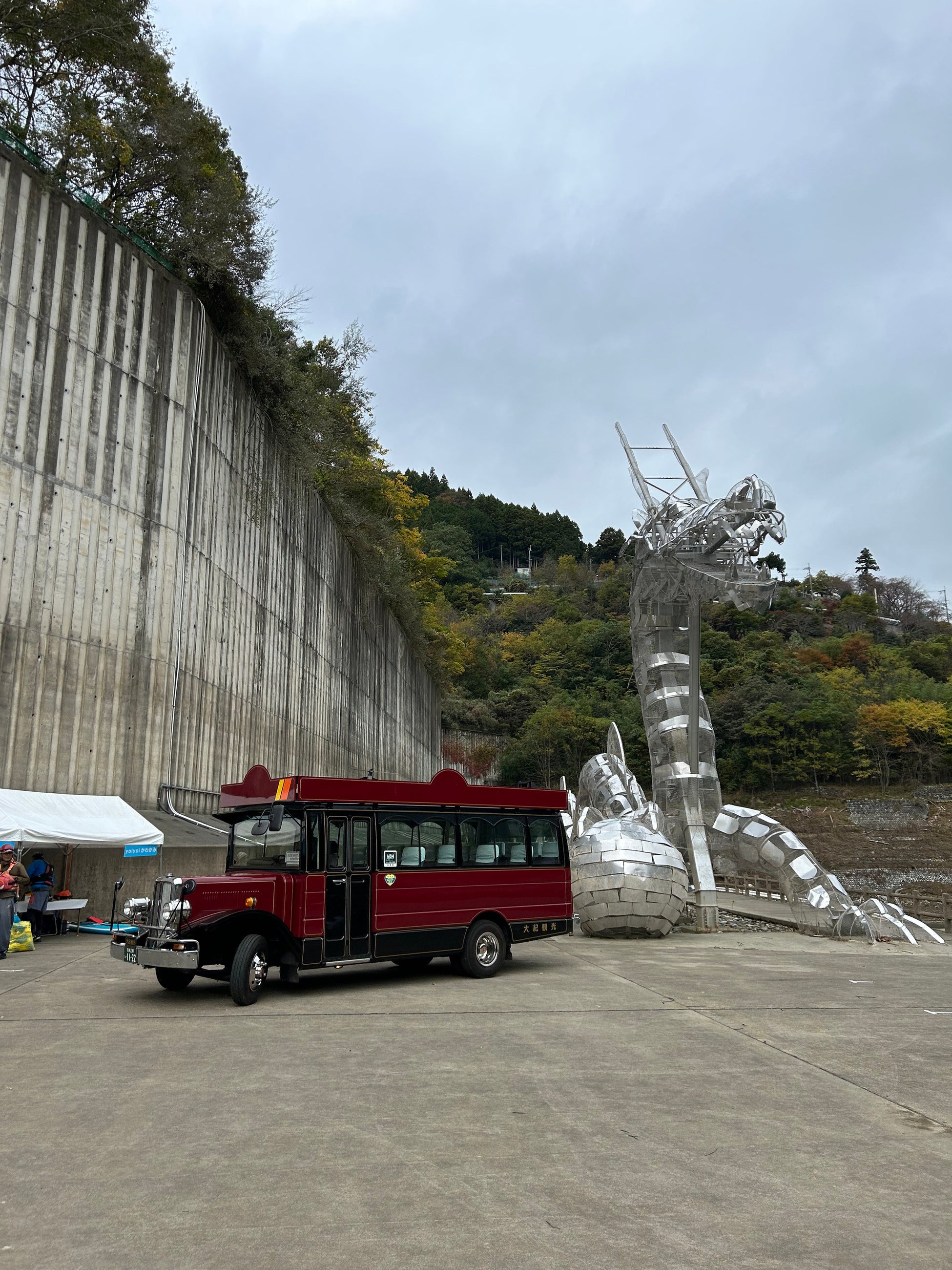 龍のモニュメントとボンネットバス