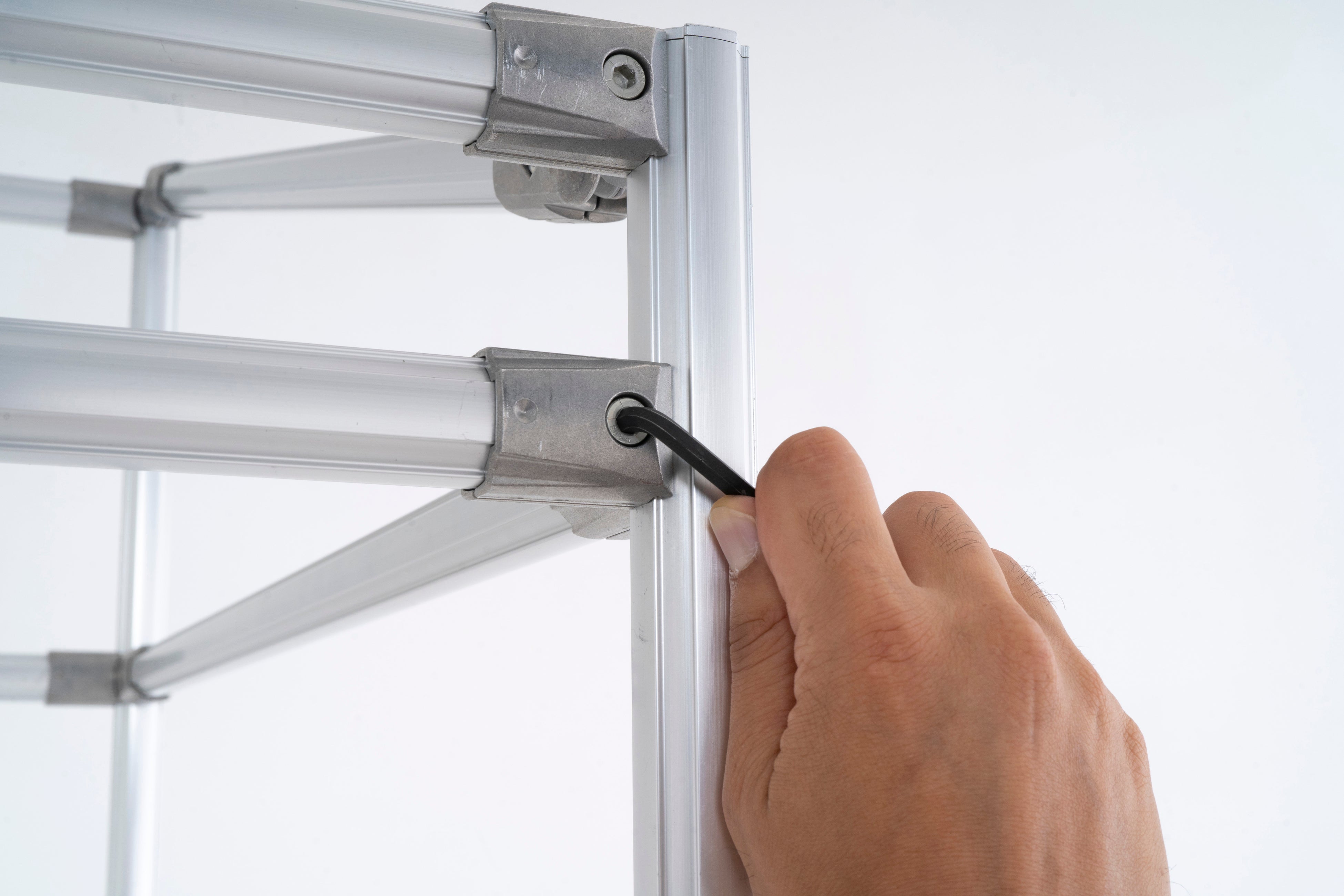 付属の六角レンチのみで組立て可能