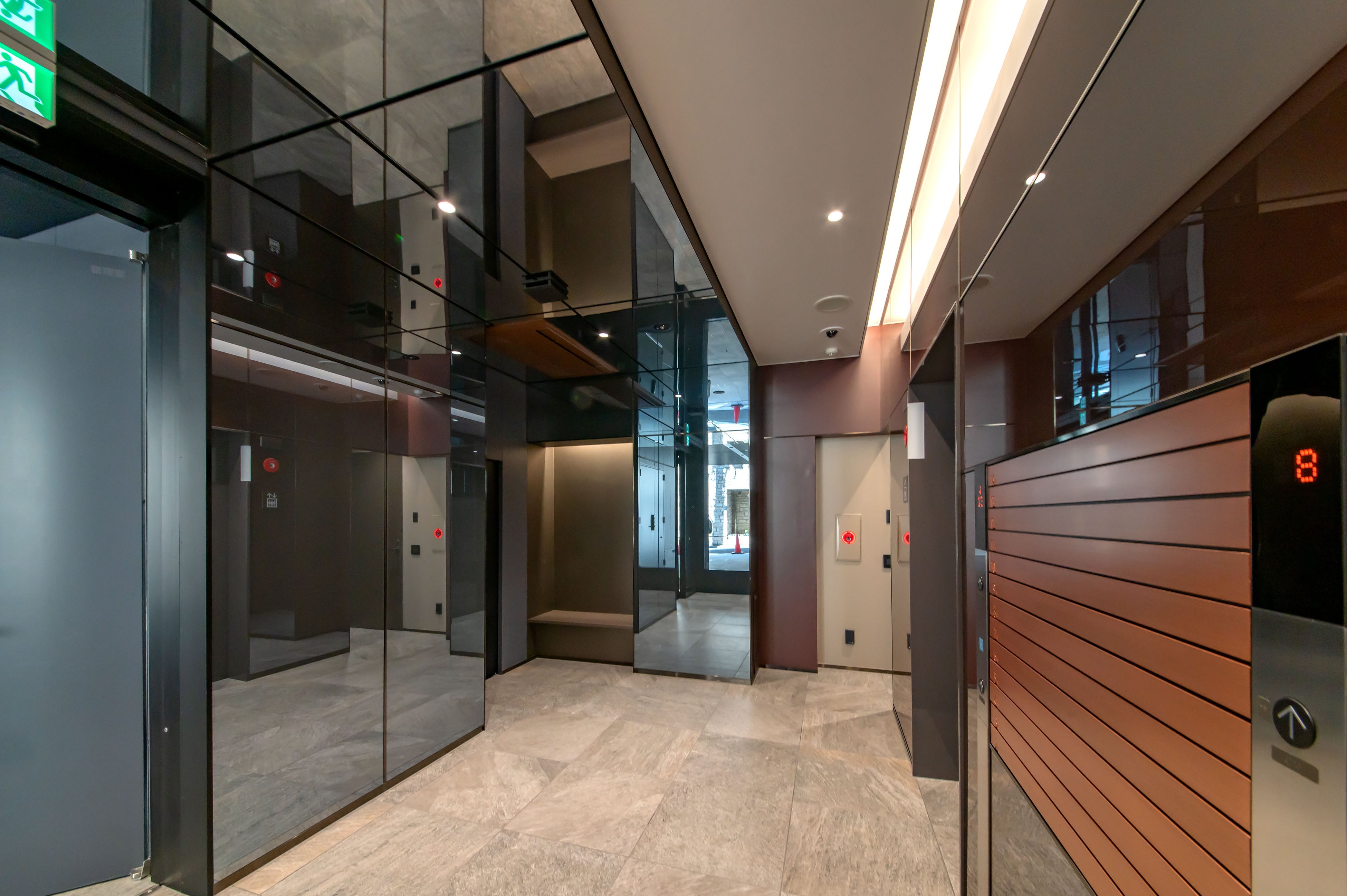 「VORT六本木一丁目」 左：エレベーターホール（※2023年11月撮影）