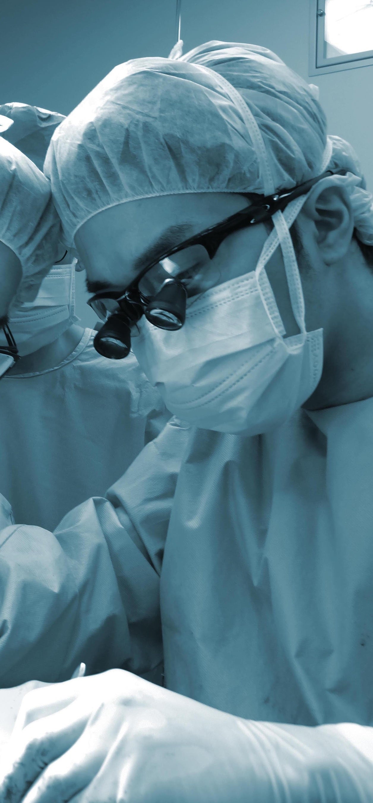 手術中の佐々木医師