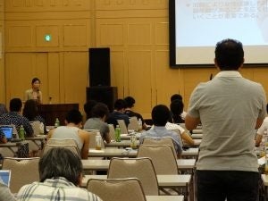 受講生数名と先端生命医科学研究所スタッフで月１回の頻度で未来医学セミナーを実施（８月最終発表会の様子）