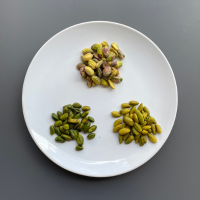 原材料のピスタチオ。上から時計まわりに、アメリカ産・イタリア産・イラン産