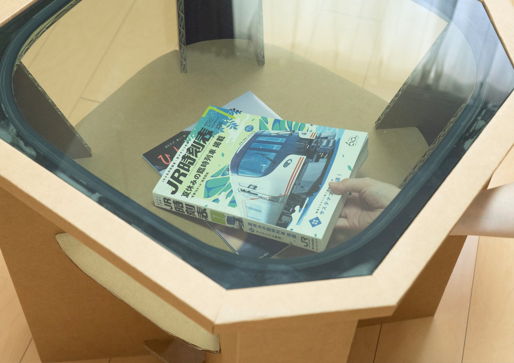 東海道新幹線N700系typeAの廃材を再利用した強化ダンボール製