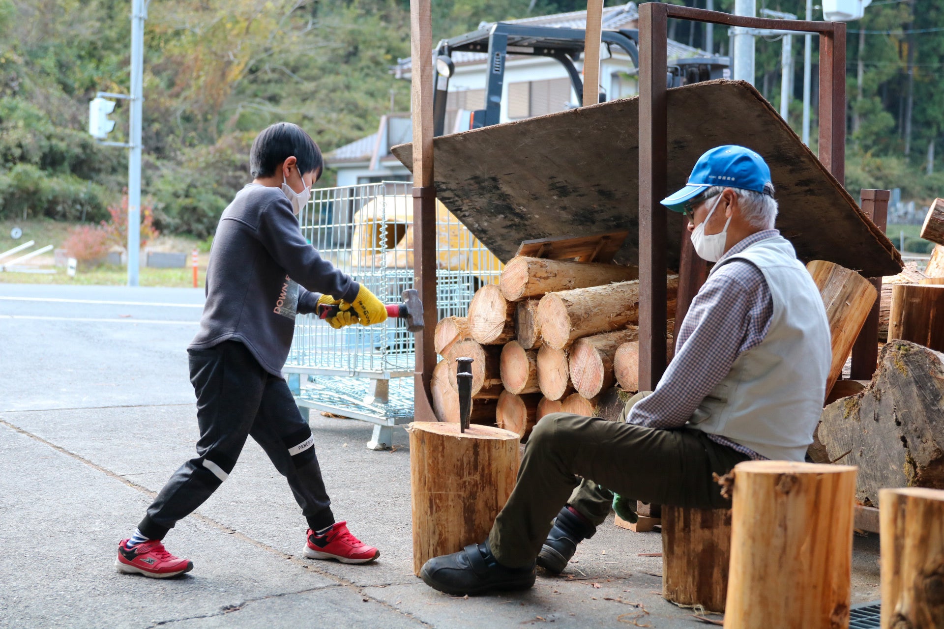 大人も子どもも夢中になる薪割り体験