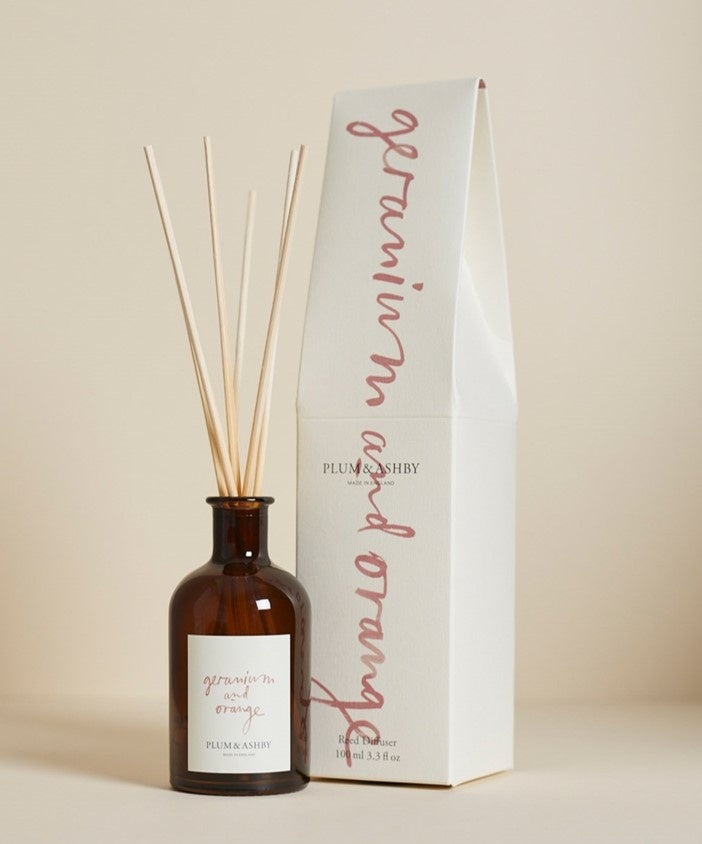 ディフューザー 香り：全3種（シーウィード＆サンファイア／ワイルドフィグ＆サフラン／ゼラニウム＆オレンジ） 容量：100ml （スティック2セット付属） 金額：8,800円（税込）