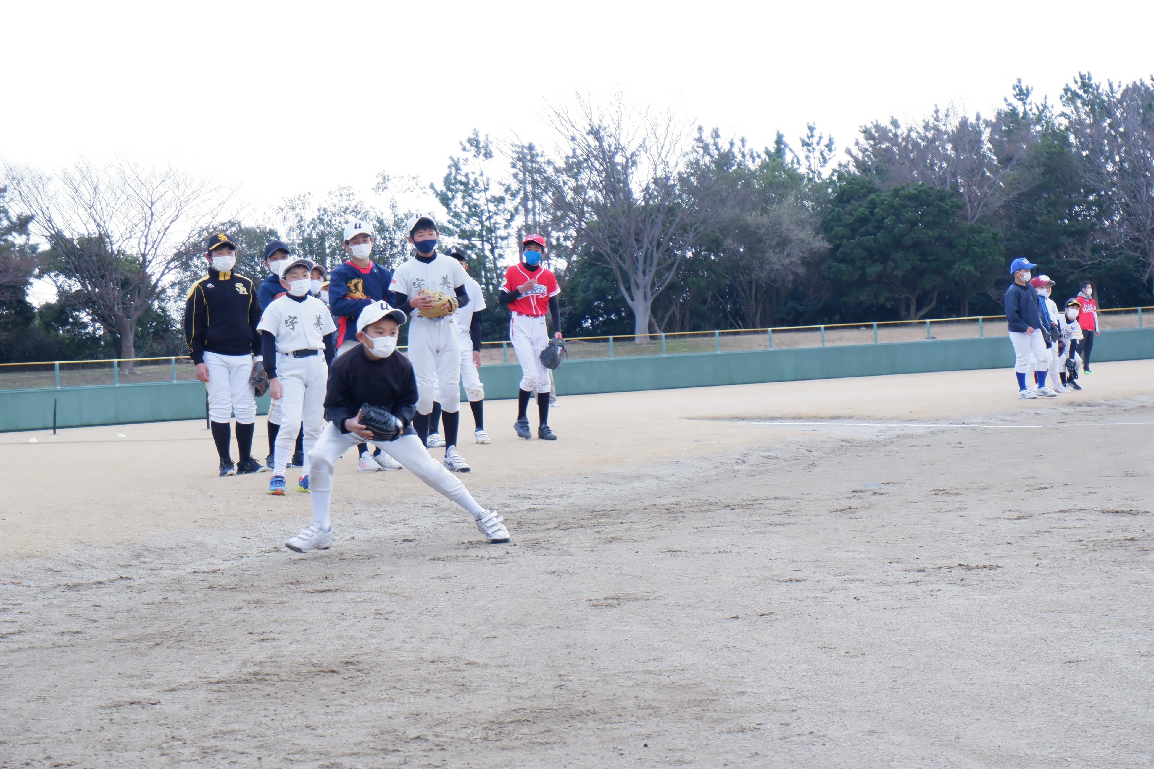 福岡ソフトバンク巣OBからノックを受ける参加者たち