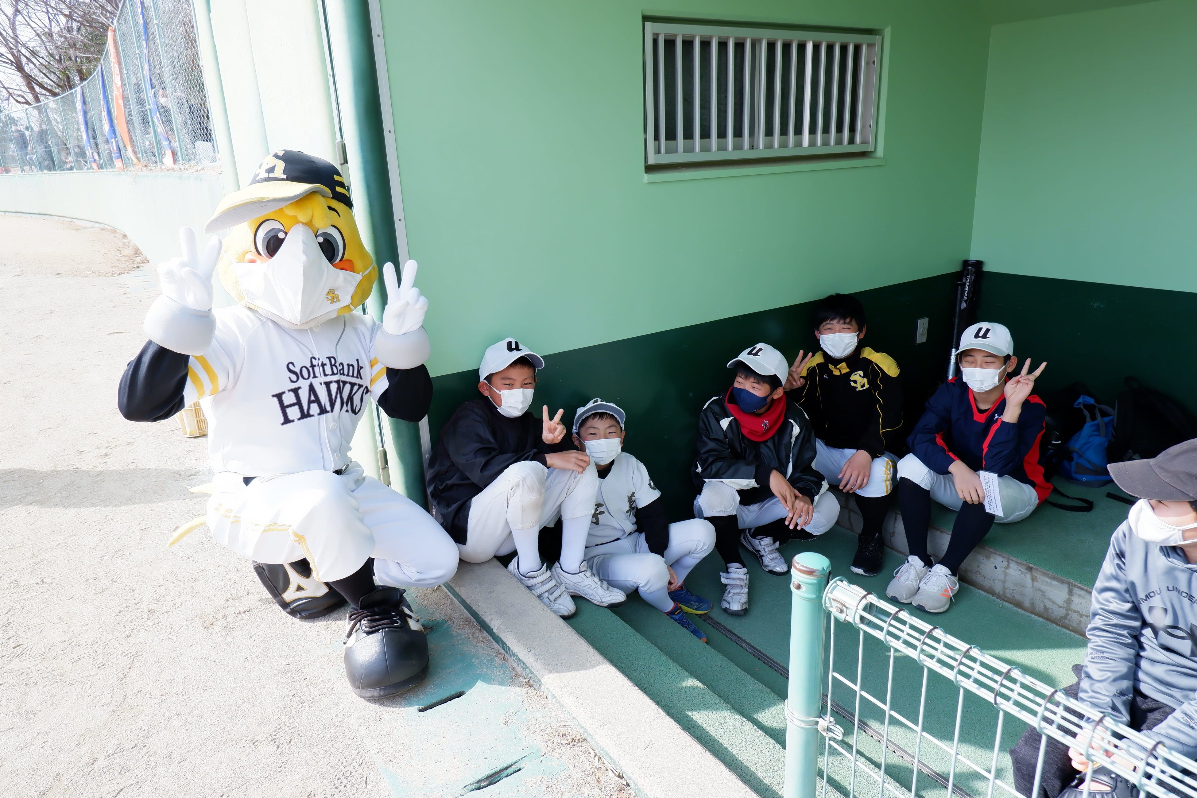 ハリーホークくんと笑顔の参加者たち