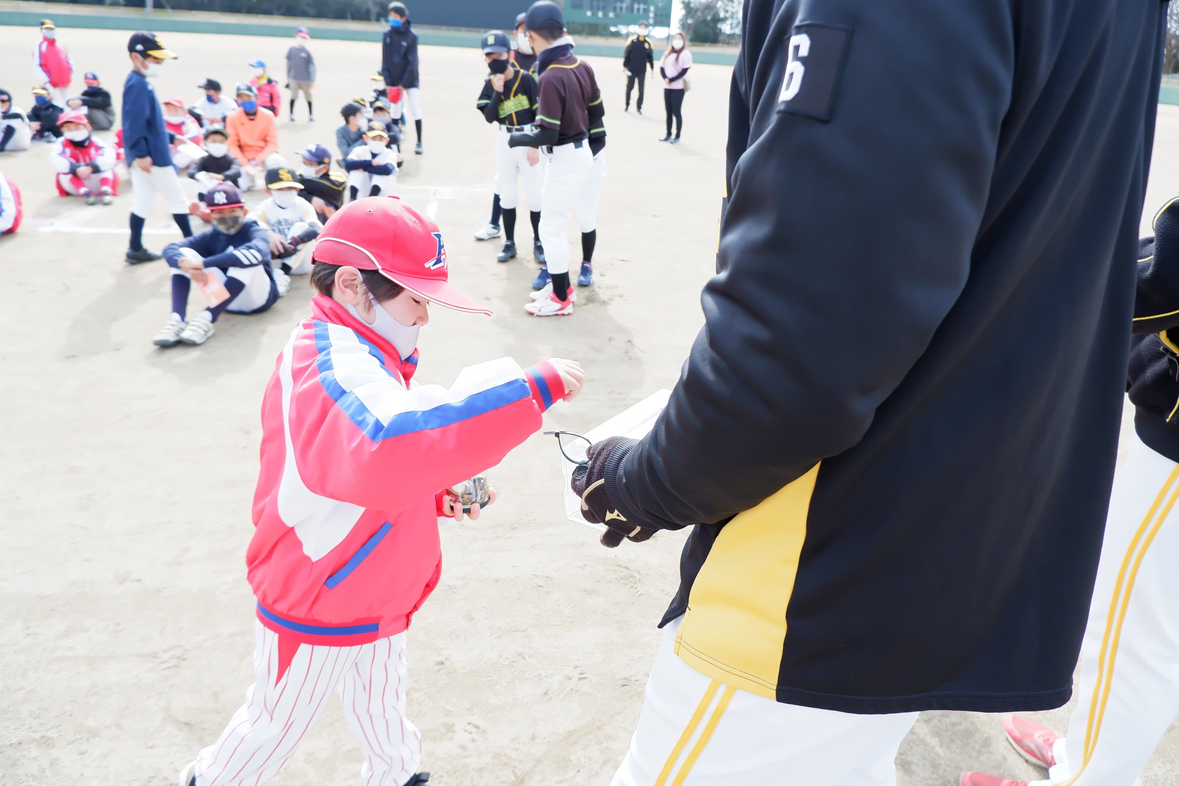 小銭がたくさん入った貯金箱から全額寄付する参加者