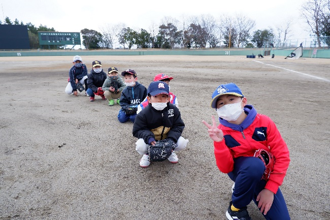 寒空の下でも元気いっぱいの参加者たち