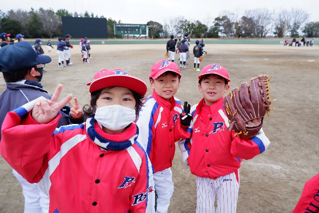寒空の下でも元気いっぱいの参加者たち